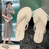 Slippers 35-43 large diamond herringbone slippers for women in 2024 flat bottomed niche internet red diamond clip on sandals T240220