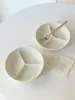Płytki białe proste podzielone talerz ceramiczne trzy śniadanie miski domowe użycie zastawy stołowej