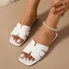 Chinelos sexy dedo do pé quadrado feminino 2024 verão moda rebite decoração sandálias planas senhoras casuais sapatos de praia chanclas mujer tamanho grande 43