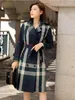 Cappotto scozzese con temperamento nuovo stile Colletto doppio petto Cappotto giacca a vento di media lunghezza Cappotto da donna per l'inizio della primavera e dell'autunno