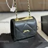 Mini borsa per il trucco con lettera in metallo da 11 cm Portafoglio da donna Portafoglio con hardware dorato Borsa a tracolla sotto le ascelle Portamonete Pochette Borsa casual da strada Valigia Pochette portachiavi