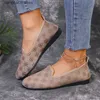 Klänningsskor Nya spetsiga broderade platt sulor grunt snittade enstaka sko för kvinnors mångsidiga mjuka sulor arbetsledande skor T240220