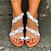 Sandaler Nya Bohemian Flat Sandals Womens Flower Ethnic Style Stora strandskor Sandal T240220