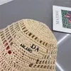 Cappelli a tesa larga Cappello a secchiello in paglia Cappellini firmati Lettere ricamate intrecciate a mano Donna Estate Spiaggia Cappello di paglia Adatto per cofani da viaggio Rafia 08xy