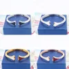 Europese en Amerikaanse stijl modieuze waaiervormige rok Manchet Bangle vol zirkonia vierkante diamant dames Agaat inleg open armband Dames Sieraden Supply