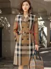 Cappotto scozzese con temperamento nuovo stile Colletto doppio petto Cappotto giacca a vento di media lunghezza Cappotto da donna per l'inizio della primavera e dell'autunno
