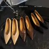 2024 Early Spring Pointed Cowhide Thin Heels V-mun Mormor skor Europeiska varor Listan Franska små kvinnors 240220