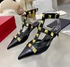 Sandales de créateurs femmes chaussures pointues pantoufles plates en cuir véritable noir mat or gros rivet sandale d'été avec sac à poussière taille 34-44