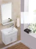 Krany zlewu łazienkowego lustro o wysokiej przełomie zamontowane na ścianie pokryte oprawą toaletą z półką