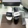 Chinelos 2024 moda chinelo sliders paris slides sandálias chinelos para homens mulheres designer quente unisex piscina praia flip flops 2402017
