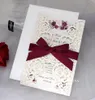 Ivory Shiny Rose Laser Laser Zaproszenie do ślubnej kieszeni Fold Flower Printing Zaproszenie ślubne z wstążką