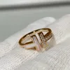 Anelli a fascia Versione alta Anello Tijia Tt Anello con mezzo diamante bianco Fritillaria Anello da donna doppio T18k in oro rosa Non sbiadisce Anello con indice aperto