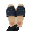 2024 Woody Sandals 여성 노새 푹신한 평평한 뮬 슬라이드 가벼운 황갈색 베이지 색 흰색 블랙 핑크 레이스 글자 직물 퍼지 모피 캔버스 슬리퍼 디자이너 여성 여름 신발