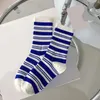Gestreifte Sport-Baumwollstrumpf-Strumpfgürtel-Set für Damen mit Socken für die mittlere Wade in Hellblau