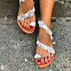 Sandaler Nya Bohemian Flat Sandals Womens Flower Ethnic Style Stora strandskor Sandal T240220