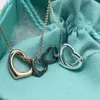 Pendanthalsband S925 Sterling Silver Tiffanynet Double Heart Necklace designad av kvinnlig minoritet Högkvalitet rosguld dubbel ring hjärtformad krage chai