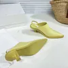 Minimalistiska singelskor kvinnor slingbacks pumpar kattunge häl mular pekade tår orignar platt komfort sandaler metall spänne kohud frilansare mode skor