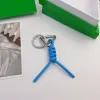 Artistieke ontwerper sleutelhanger leer weven sleutelhanger charme tas hanger mannen vrouwen wit staal pistool kleur hardware sleutelhanger ornament auto sleutelhangers