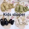 Peuters Kinderschoenen Baby Slide Foam Runner Slipper jongens Girls Designer Slippers Zwarte schoenjongen Sneakers Kind Kid Fashion Gray Tainers