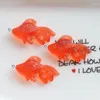 チャーム10pcsキラキラ3d luminous goldfish樹脂がジュエリーを作るためのイヤリングネックレスキーチェーンdiyクラフトペンダントアクセサリー