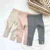 Byxor babykläder flickor leggings tjock bomull fast färg casual 2024 vår höst fashionabla barnbyxor