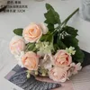 Flores decorativas que sostienen un ramo de rosas en la mano, decoración de boda simulada, hilo falso de rojo MWK110