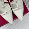 Mules en cuir de veau Sandales de plage Mules de luxe Stiletto Pantoufles à talons hauts Femmes Glisser sur la pompe Mini Goujons en métal Célèbre Designer Femme Chaussures