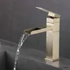 Rubinetti per lavandino del bagno Rubinetto in oro nero Rubinetto a cascata in acciaio inossidabile Rubinetto misto Controsoffitto Rubinetti per acqua mista calda e fredda Rubinetto del bagno Foro singolo