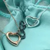 Pendanthalsband S925 Sterling Silver Tiffanynet Double Heart Necklace designad av kvinnlig minoritet Högkvalitet rosguld dubbel ring hjärtformad krage chai