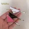 Hårtillbehör Hot Metal Triangle Hair Clip with Stamp Women Girl Triangle Letter Barrettes Fashion Hair Accessories High Quality 2024