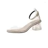 Sandaler typ av transparent för kvinnor med sommaren all-match chunky klackar och ett ord spännen