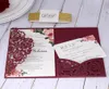 2020 Burgundy Rose Lasergesneden Pocket Huwelijksuitnodiging met RSVP-kaart met Glitterriem en Tag Quinceanera Uitnodiging Afstuderen 8641516