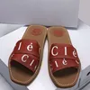 2024 Nuovo Designer Slifor Sliders Slides Sandals Mule piatto legnoso La firma Maisons Odorna la Sole Sole Easy Slip-On Design rende questo piatto un'essentia estiva