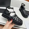 Französische Marke Luxus Damen Designer Kleid Schuhe Mode Neue Doppelte Metallschnalle Damen Flache Sandalen Hochwertige Damen Leder Freizeitschuhe Rutschfester formeller Schuh