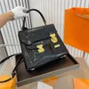 Tasarımcılar Deri Çanta Lüks Mektup Tote Crossbody Bag Büyük Kapasite Omuz Çantaları Klasik Sadelik Moda Trendi İyi Maç