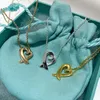 Hänge halsband älskar halsband S925 Sterling Silver Tiffanynet Womens Simple Light Luxury Small and Popular Advanced Design Sense Collar Chain Cross Heart S