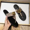 slippers flip flops الشعار الأصلي g عائلة النعال المتعرجة للشرائح النسائية التي ترتدي زوجًا من النعال G للحمامات الصنادل النسائية في الخارج T240220