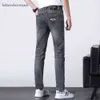 och vårens sommar jeans unga mäns broderade smala passformar liten fot elastiska casual trendbyxor