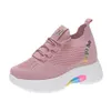 Scarpe da donna con aumento dell'altezza interna nuove scarpe in mesh primaverili e autunnali scarpe sportive da viaggio antiscivolo traspiranti scarpe da donna