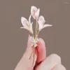 Brosches 2024 Emalj Lily Flower for Women Elegant Weddings Banquet Office Brooch Pins Gifts Dress Shirt Decoration