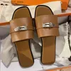 Hausschuhe 2023 Heißer Verkauf Frauen Hausschuhe Peep Toe Flache Heels Metall Dekor Designer Damen Maultiere Marke Runway Slides Frauen Alias mujer Q240221