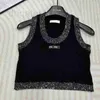 Damen-T-Shirt-Designermarke, gestricktes Tanktop mit kontrastierenden Perlen und Buchstabendekoration für pures Verlangen, sexy, würzige Mädchen tragen schlanke, vielseitige Shorts DW4N