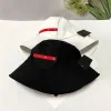 مصمم بيع ساخن على نطاق واسع قبعات حافة النساء رجال القبعات الفاخرة دلو الأزياء مثلث الشعار المعدني أغطية في الهواء الطلق