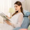 腕を備えた枕の読書大人ベッド休憩調整可能なソフトバックサポートソファの椅子に座っている