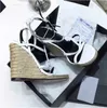 2024デザイナーCassandra Sandals Women Wedge Espadrilles Black Patent Leather 10.5 cm高さ調整可能なバックルウェディングドレスシューズ35-41ボックス付き