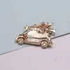 Broches Créatif arbre de noël voiture forme broche brillant strass incrusté émail broche couleur vibrante vêtements chapeau châle Badge accessoires