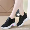 Scarpe da donna con aumento dell'altezza interna nuove scarpe in mesh primaverili e autunnali scarpe sportive da viaggio antiscivolo traspiranti scarpe da donna