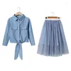 Ensembles de vêtements 2024 Corée du printemps automne Enfants 2 pièces Girl Girl Denim Shirt Toddler Cardigan Top Kids Mesh Jupe Pluffy Robe Pluffy pour la plus haute qualité.