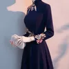 エスニック服の女性中国の長いチパオイブニングパーティードレス刺繍アップリケベスティドスプリーツエレガントなスリーブチョンサムプロム