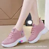 Scarpe da donna con aumento dell'altezza interna nuove scarpe in mesh primaverili e autunnali scarpe sportive da viaggio antiscivolo traspiranti scarpe da donna